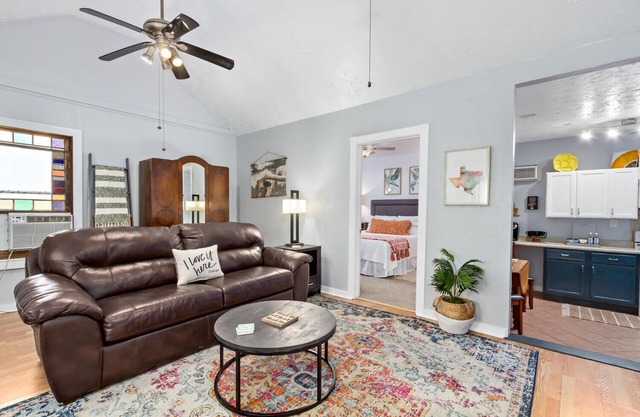 NEW🍊 Entire Adorable Cottage in Historic District.