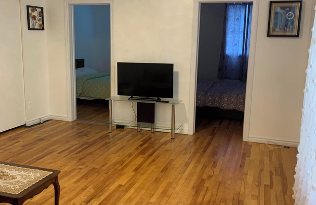 Entire apartment, Few minutes from Downtown Gatineau/ Ottawa Parliament.