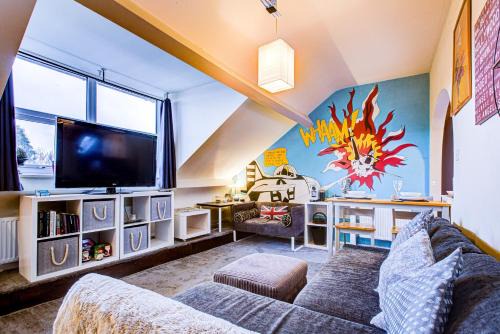 Entire artistic open-apartment