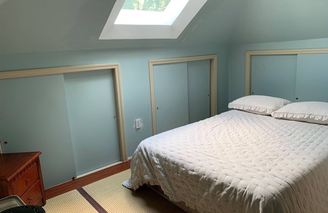 Entire Attic floor w/ private bath walk to LIRR
