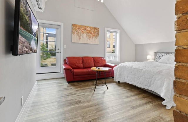 ENTIRE BACHELOR UNIT EN-SUITE ACROSS FROM GOOGLE - br4