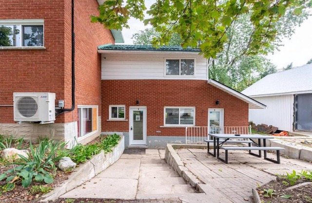 ENTIRE BACHELOR UNIT EN-SUITE UPTOWN WATERLOO - e4