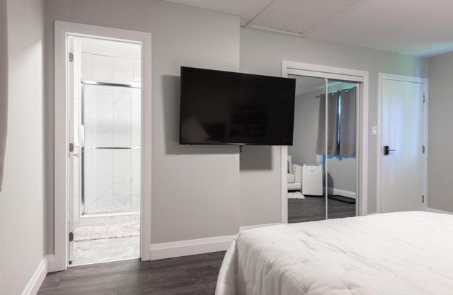 ENTIRE BACHELOR UNIT EN-SUITE UPTOWN WATERLOO - e5