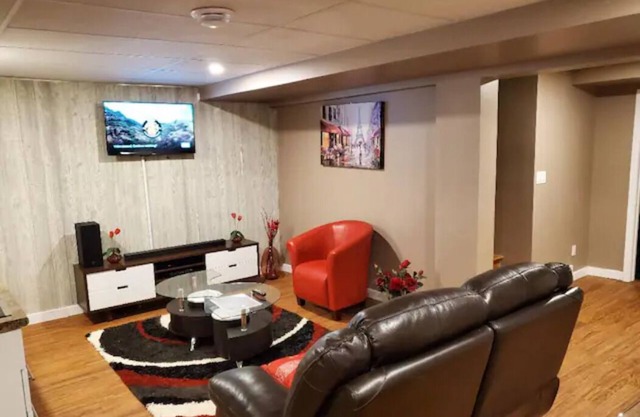 Entire Basement Apt.-3 mins Drive to Regent Avenue