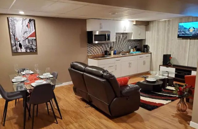 Entire Basement Apt.-3 mins Drive to Regent Avenue