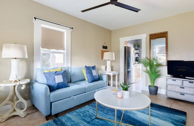 Entire Beach Cottage- 5 min walk to the beach!