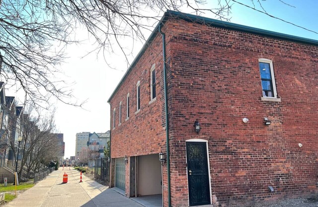 Historic Carriage House Apartment w/ Garage Parking