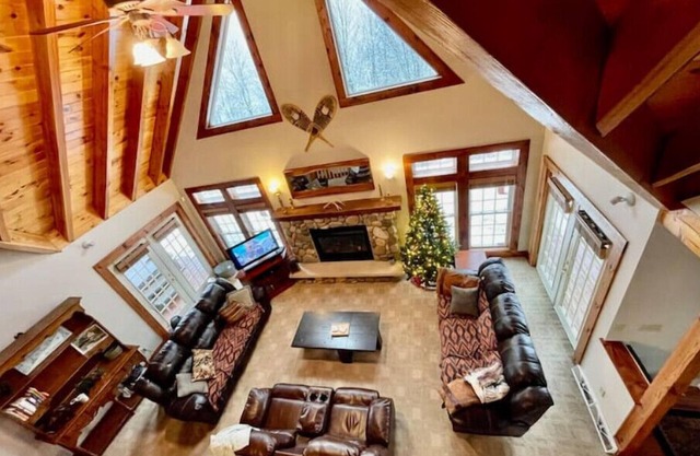 Entire Chalet! Hot Tub! Vaulted Timber Ceiling! AC