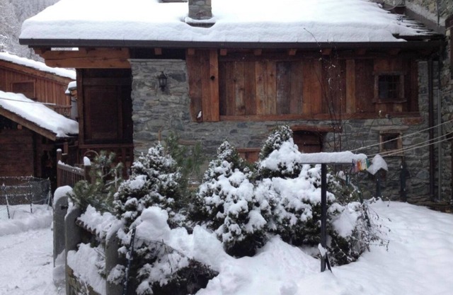 Entire Chalet with fireplace. garden, Wi-Fi, adjacent to village center