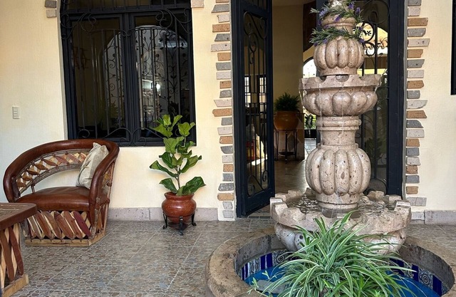 Entire Colonial Home with Private Parking - 6 min drive to Centro