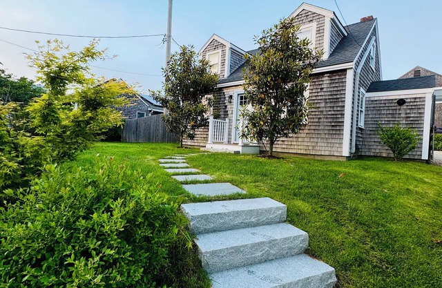 Entire cottage, walk to/from ferry & downtown, newly renovated, parking on site