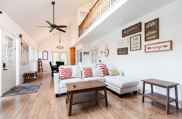 Entire cozy 4 bedrooms house. Short driving distance to Guelph/Acton/Erin/Elora.