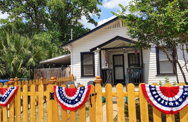 Entire Cozy Cottage, Family Friendly, Perfect Location- Fort Sam,BAMC, Riverwalk