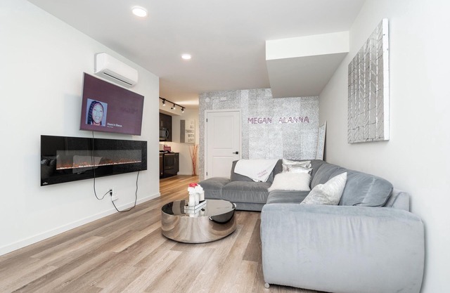 Entire Cozy Glitter wall 2 bedroom 1 bath condo