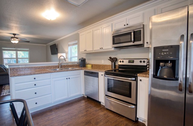 Entire cozy house in Denison, TX near Oklahoma border! Comfy beds, full kitchen