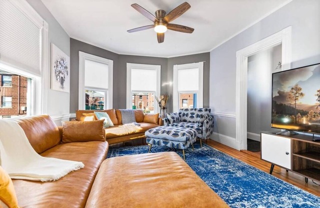 Entire Cozy House near Moody St, Bentley, Brandeis