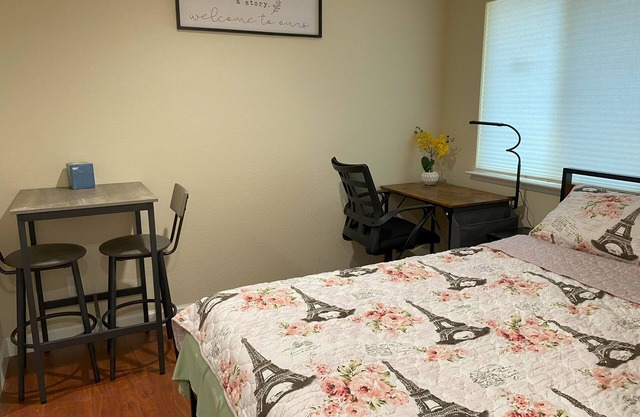 Entire cozy studio w/ separate entrance w/in walking distance to UCD Med Ctr