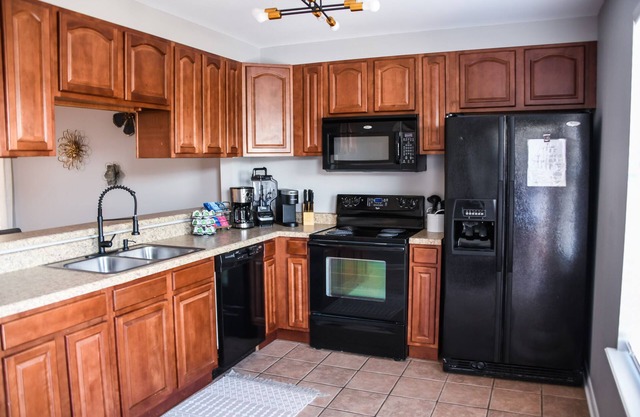 Entire Duplex! Lake Views-5 Mins to MSU Campus! Great for Groups, Relax Lakeside