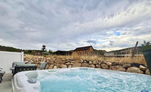 Entire Duplex near Zion with 2 hot tubs sleeps 9