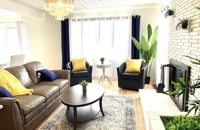 Entire, elegant, home in walkable upscale Bexley neighborhood
