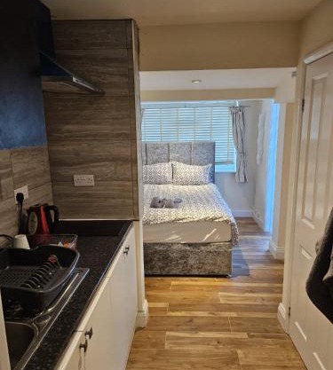 Entire en-suite room in Windsor home with free parking