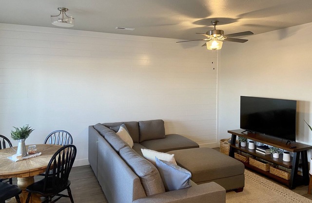 Entire family friendly townhome 4 miles from downtown Cedar City. Close to I-15.
