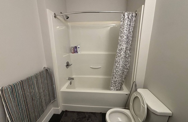 Entire Ground floor - Bed Room & Rec room in Quite & pleasant Neighborhood