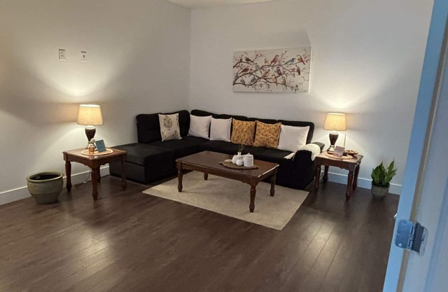 Entire Ground floor - Bed Room & Rec room in Quite & pleasant Neighborhood