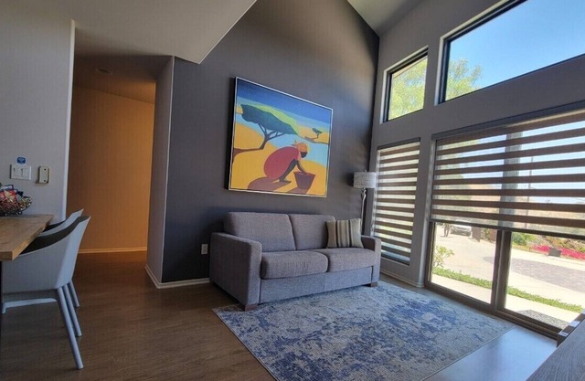 Entire guest house close to hiking. canyon view