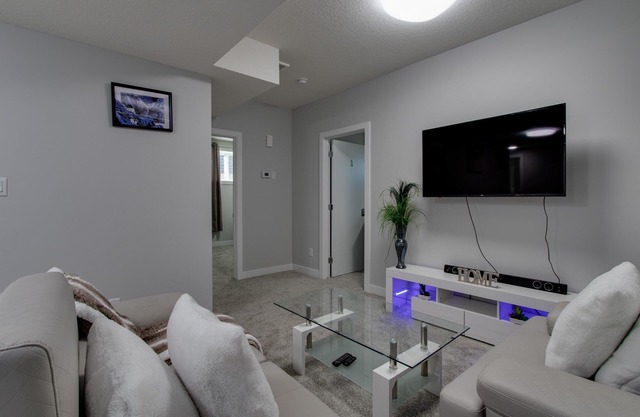 Entire guest suite 2 Bedroom, Private Entrance