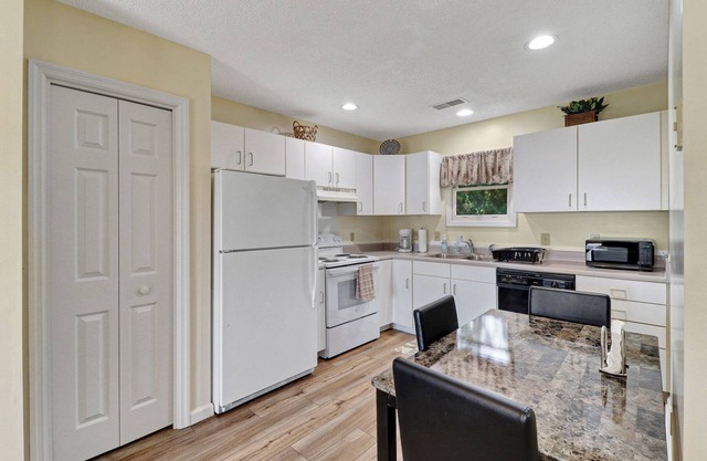 Entire guesthouse hosted by Jennifer 4 guests 2 bedrooms 2 beds 1 bath