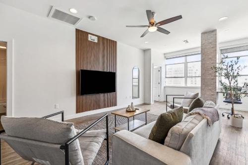 Entire High-Rise Apartment - 2BD
