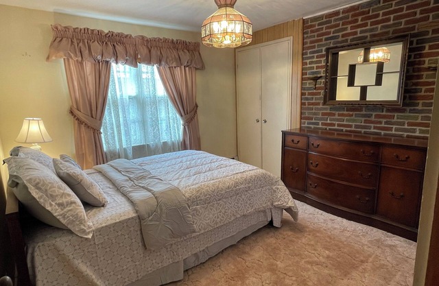 Entire Home 3 Bedroom 1 Bath 6 Guests - Convenient Location close to Airport