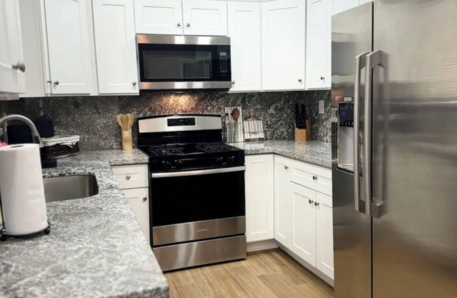 Entire home 3 bedrooms 2baths pool and heated jacuzzi w/pool house/gameroom.