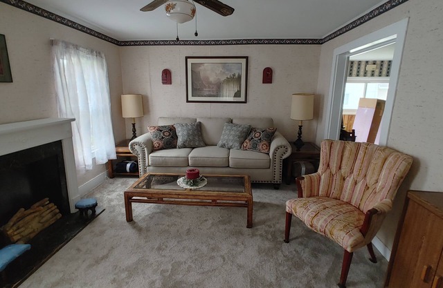 Entire Home - 4 Bedroom - Sleeps 10 Canandaigua - Steps Off Main St / Downtown