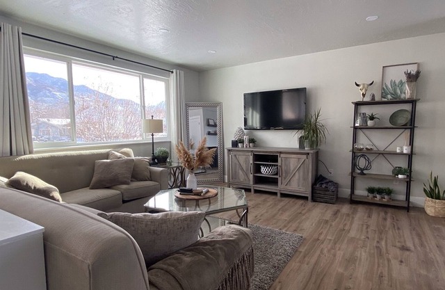 Entire Home/Apt with Mtn Views! 5 mins to Hiking and 25th St