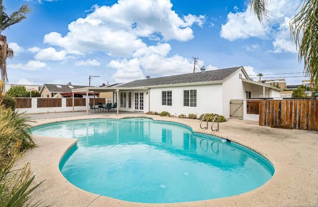 Entire home, Heated Pool, Free Parking, WiFi, Family Neighborhood!