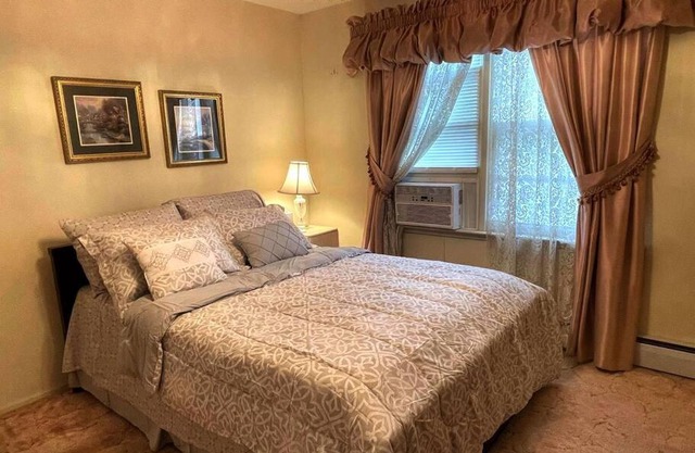 Entire Home in Buffalo - 6 Guests 3 Bedroom 1 Bath - Convenient Location - 25min to Niagara Falls