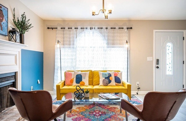 ENTIRE PLACE! Cozy! QUIET! 2B2B TOWNHOUSE! SP67