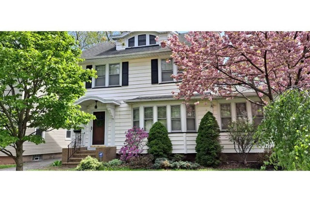Entire home in quaint neighborhood -walk to restaurants and close to everything!
