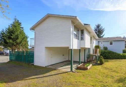 Entire home minutes from 3 lakes and a river!