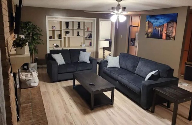 Entire Home. Nice Place Too! Sleeps 12. King Bed