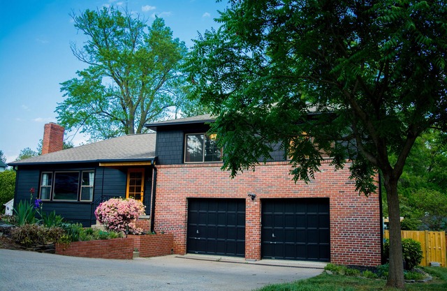Entire Home Quiet Neighborhood 6 bedrooms, 8 beds, 3 bathrooms