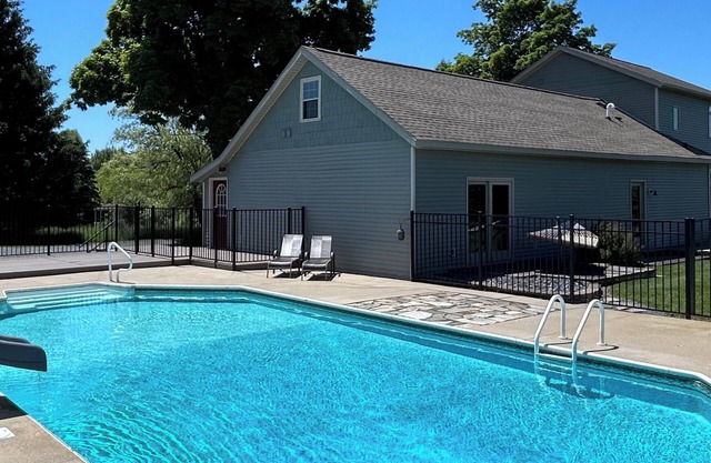 Ganzes Haus, ruhig und geräumig mit Pool, 9 Minuten vom Michigansee entfernt
