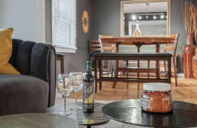 Entire Home/ STL Co-Sleeps 6
