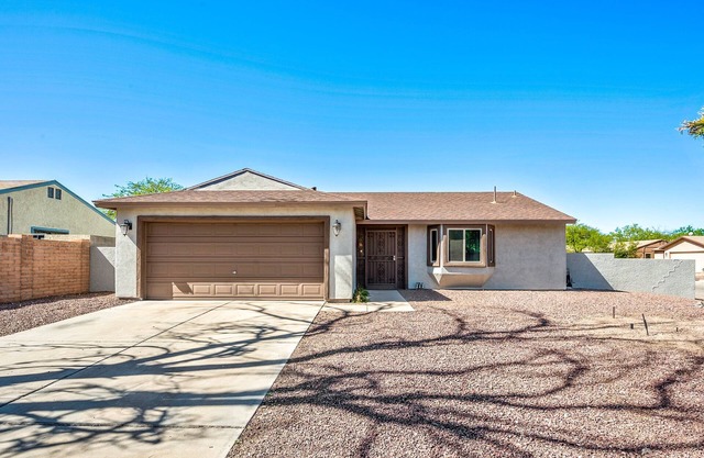 Entire Home- Updated, Modern, Cozy, Quiet, 2 bed 2 bath Retreat!