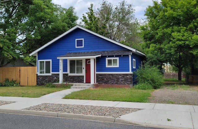 Entire Home w/ large back yard- Telecommute Hi Speed Wi-Fi