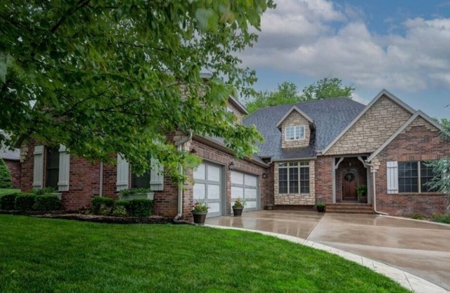 Entire Home w/ WiFi, Jetted tub, Gas Fireplace, 3-car Garage w/ EV Charger