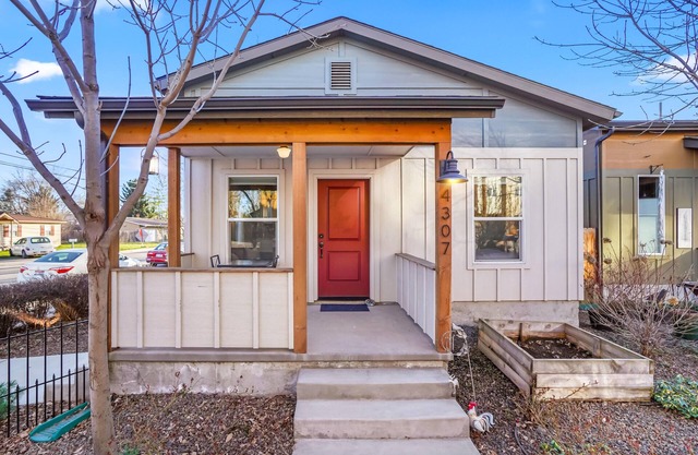 Entire Home Walking Distance to Greenbelt, River, Breweries, Wineries & Coffee!