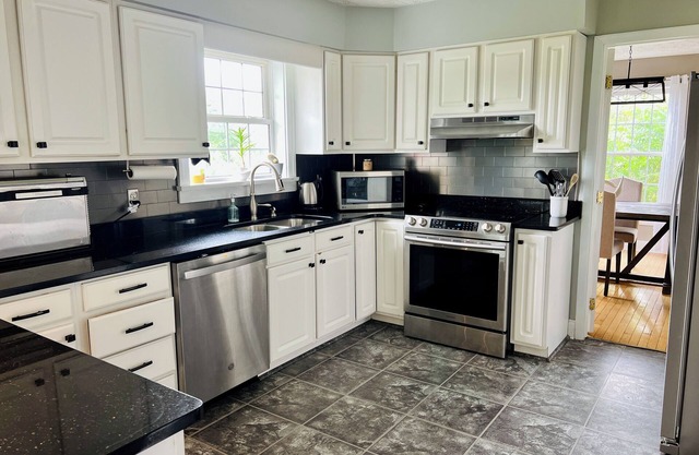 Entire Home with Hot Tub, only 15 minutes from PSU and State College